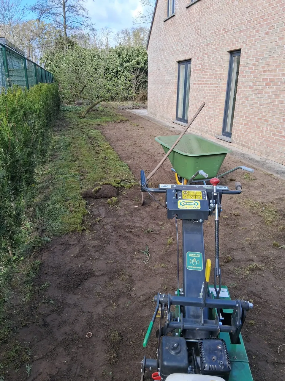 Afpelmachine op een strook naast een woning