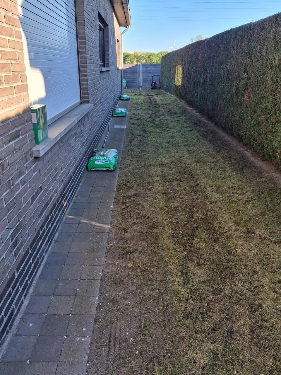 Geverticuteerde zijstrook naast een woning
