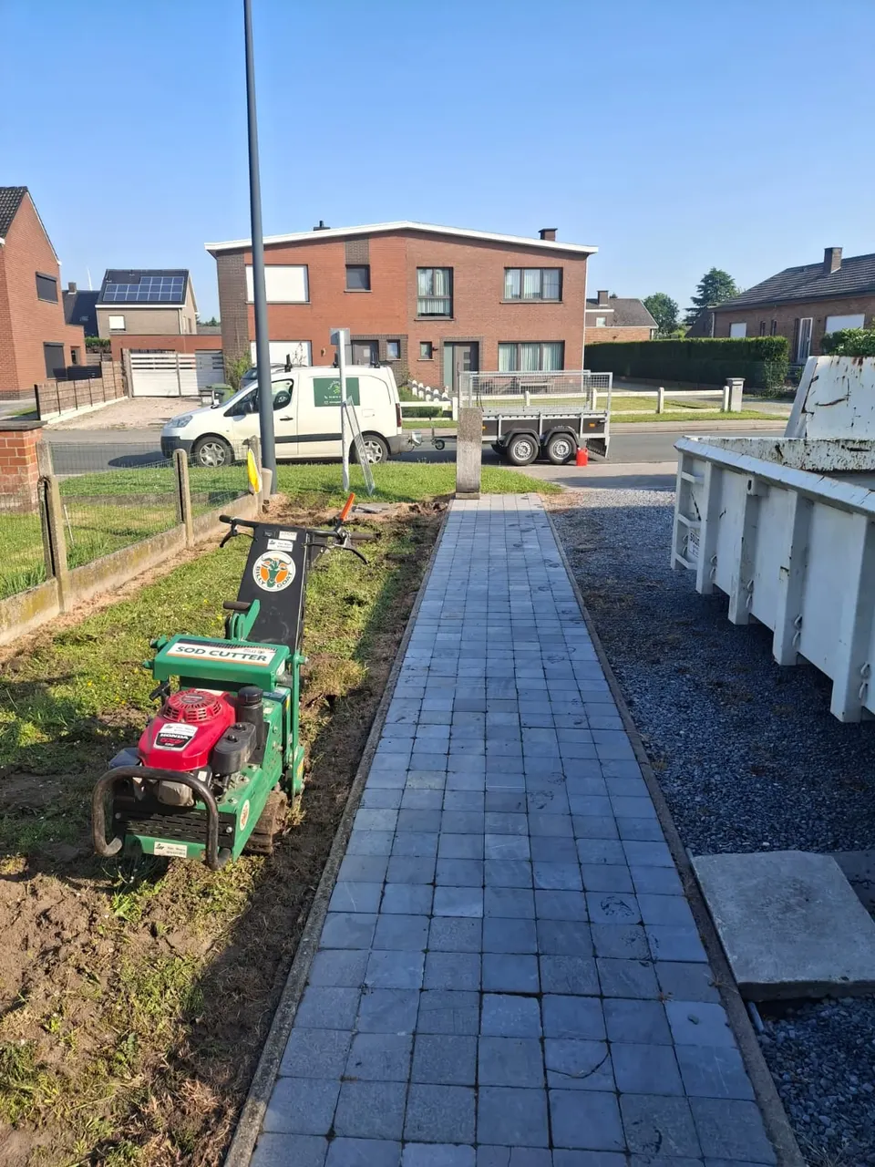 Afpellen oude graszoden met graszodensnijder