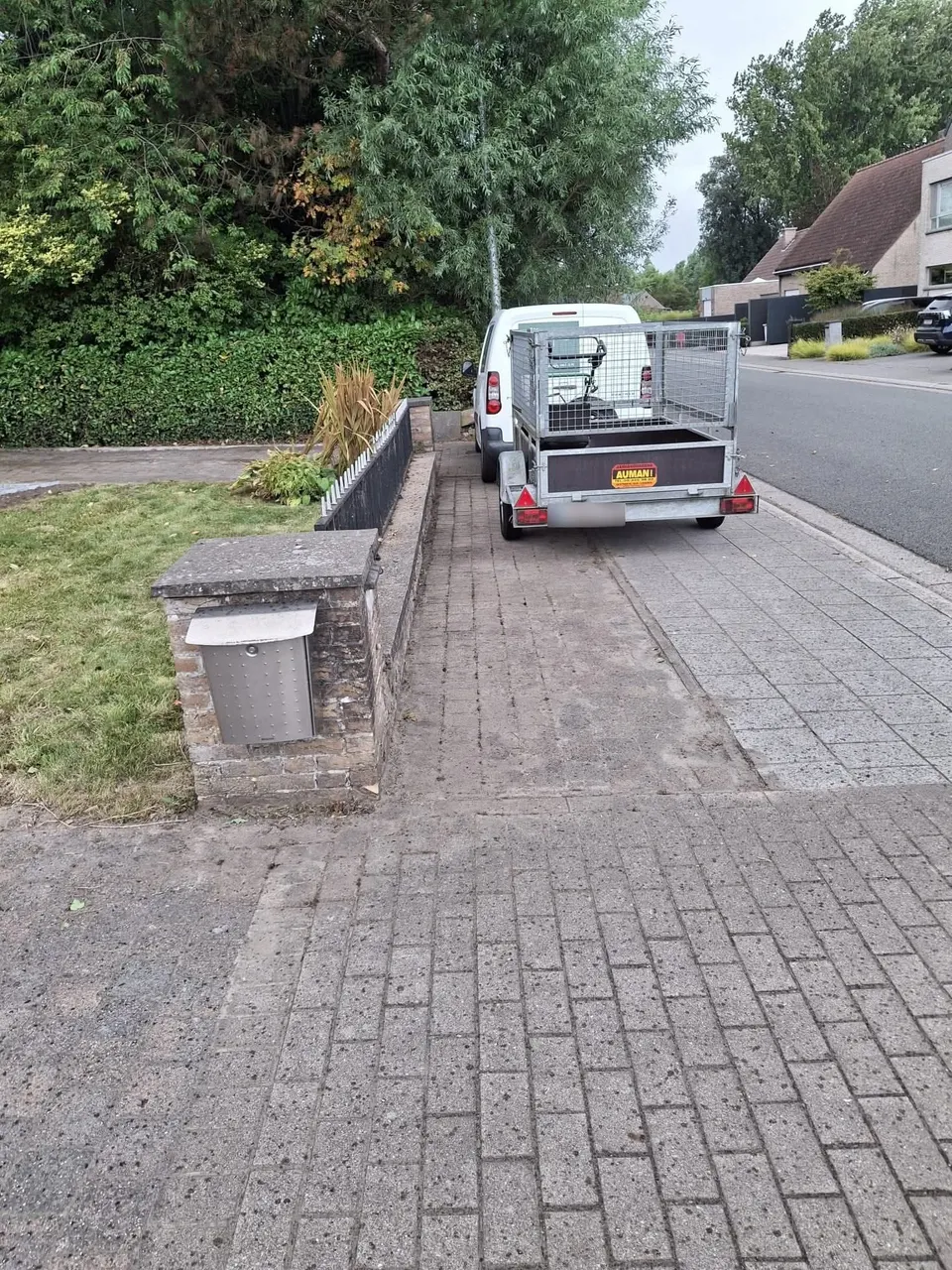 Dezelfde strook langs de stoep, volledig vrij van onkruid